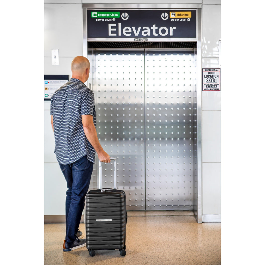 Samsonite Voltage DLX Spinner Carry-On™ in the color Black.