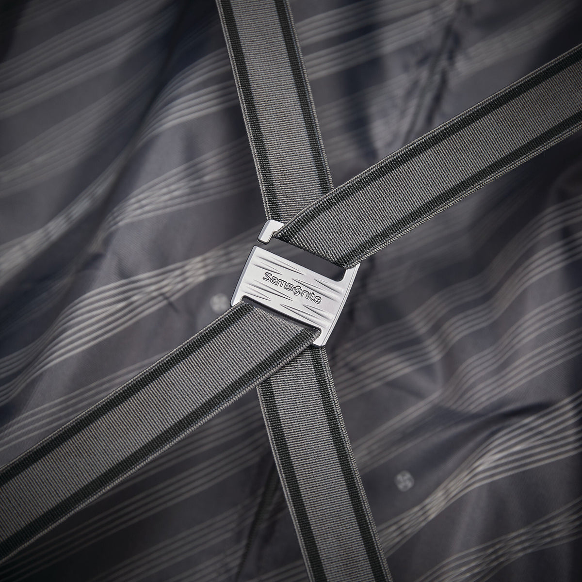 Samsonite Voltage DLX Spinner Medium in the color Black.
