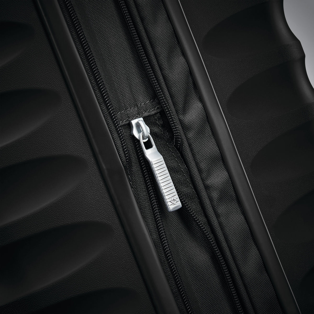 Samsonite Voltage DLX Spinner Medium in the color Black.