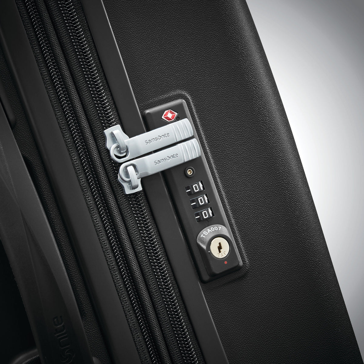 Samsonite Voltage DLX Spinner Medium in the color Black.