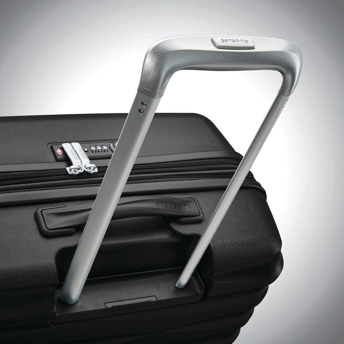 Samsonite Voltage DLX Spinner Medium in the color Black.