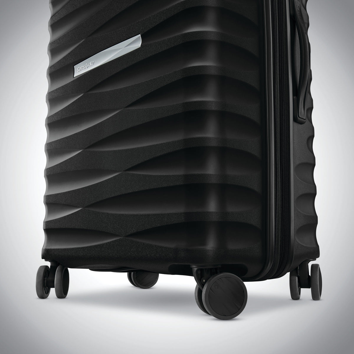 Samsonite Voltage DLX Spinner Medium in the color Black.