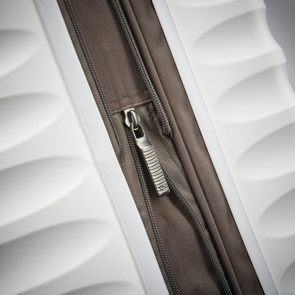 Samsonite Voltage DLX Spinner Medium in the color White.