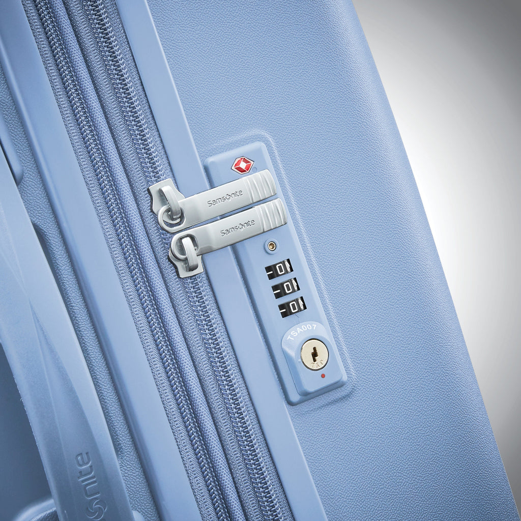 Samsonite Voltage DLX Spinner Large in the color Blue.