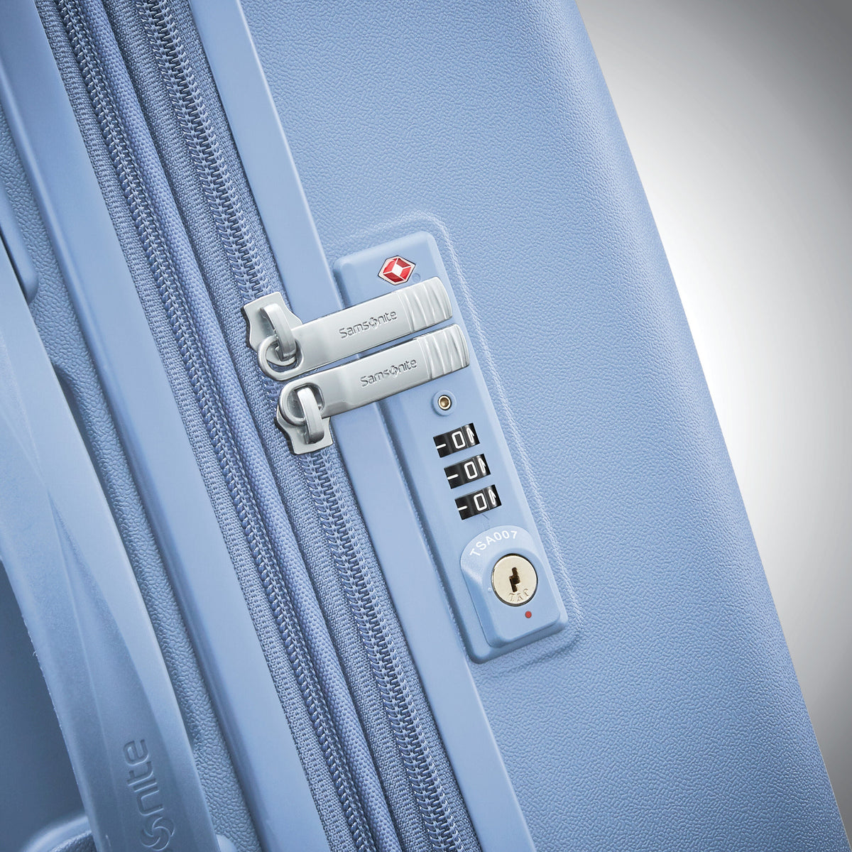 Samsonite Voltage DLX Spinner Large in the color Blue.