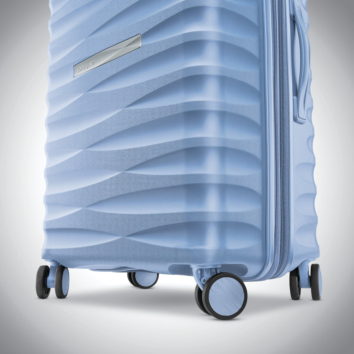 Samsonite Voltage DLX Spinner Large in the color Blue.