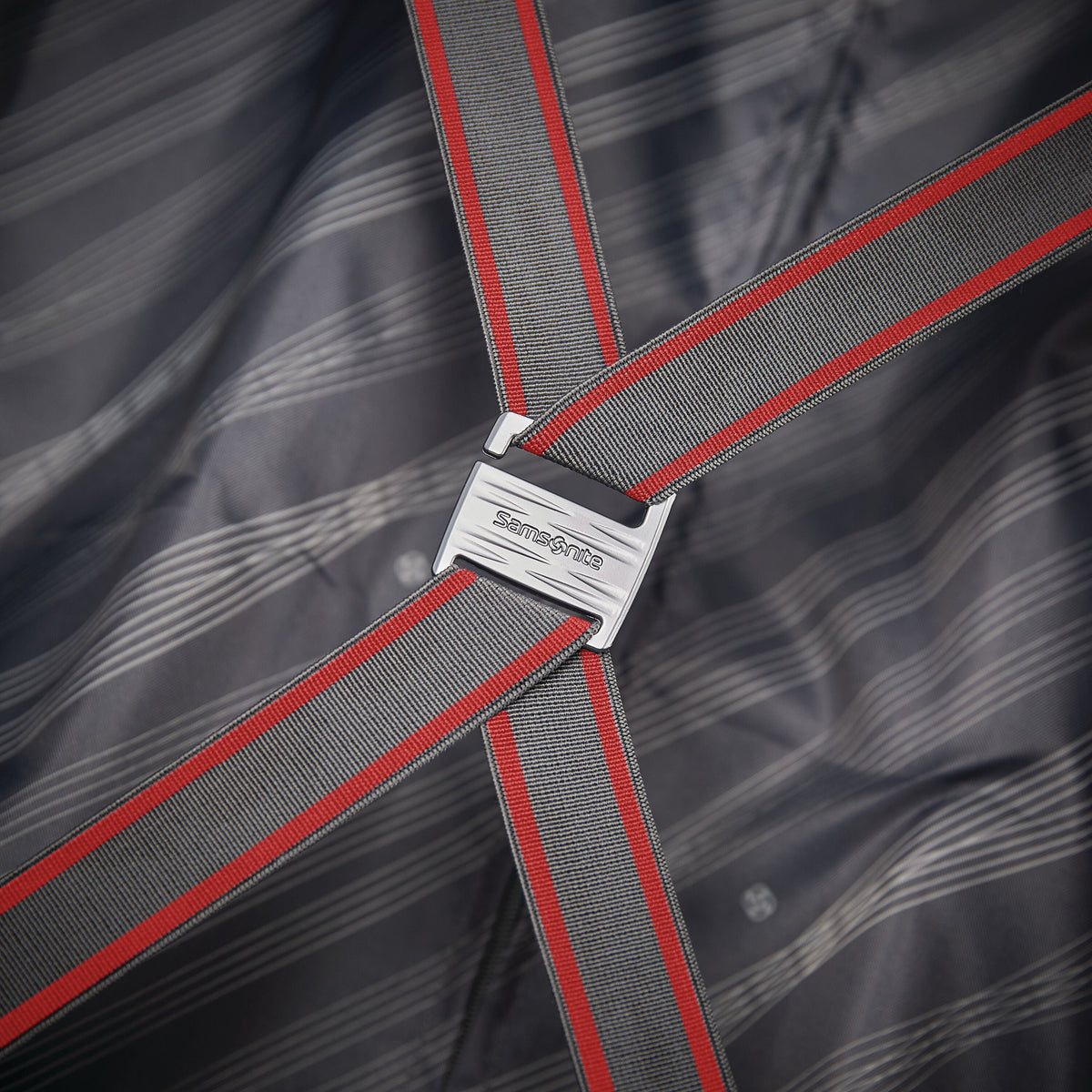 Samsonite Voltage DLX Spinner Large in the color Chili Red.