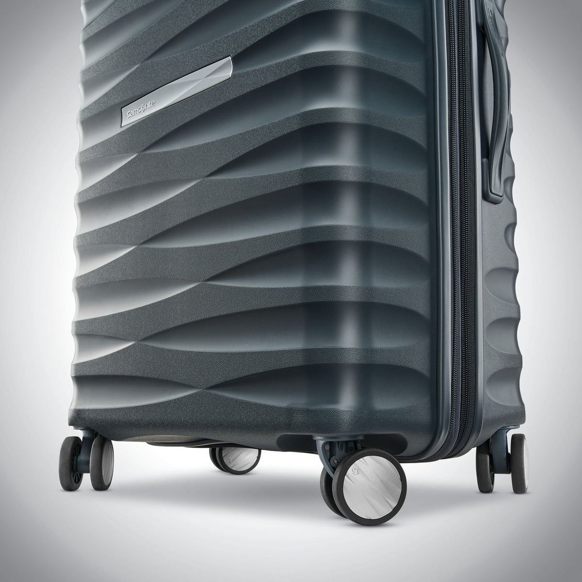 Samsonite Voltage DLX Spinner Large in the color Dark Graphite.