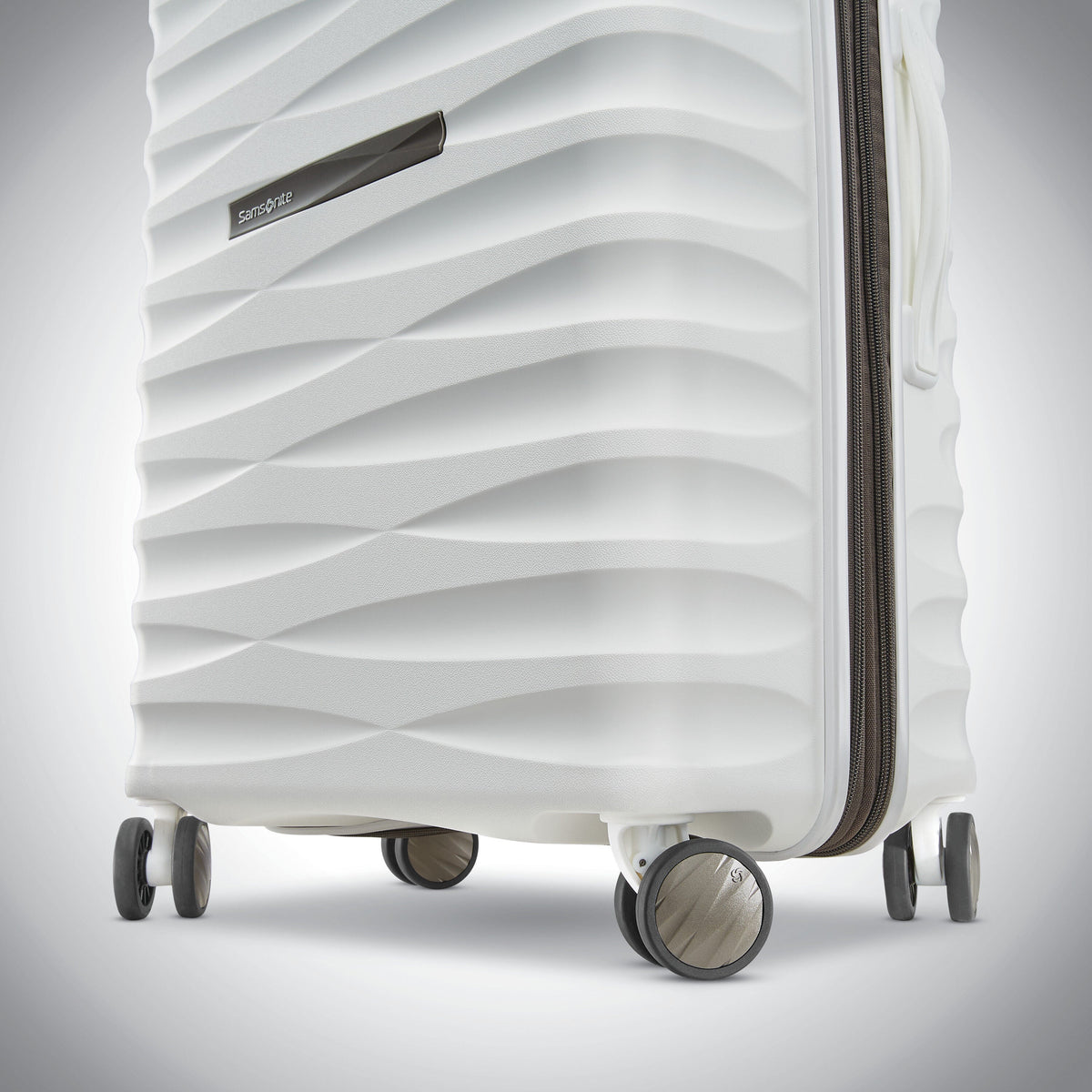 Samsonite Voltage DLX Spinner Large in the color White.