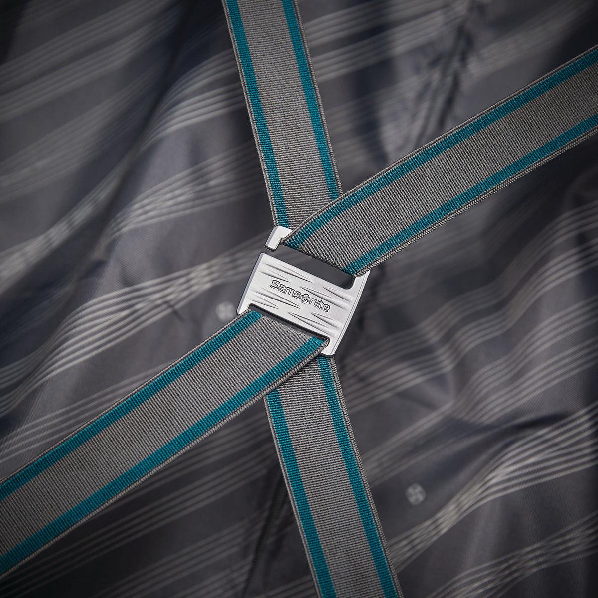 Samsonite Voltage DLX Spinner Large in the color Teal.
