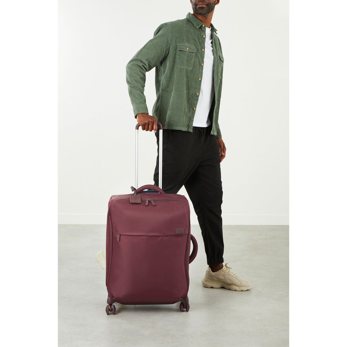 Lipault PLUME Medium Trip in the color Bordeaux.
