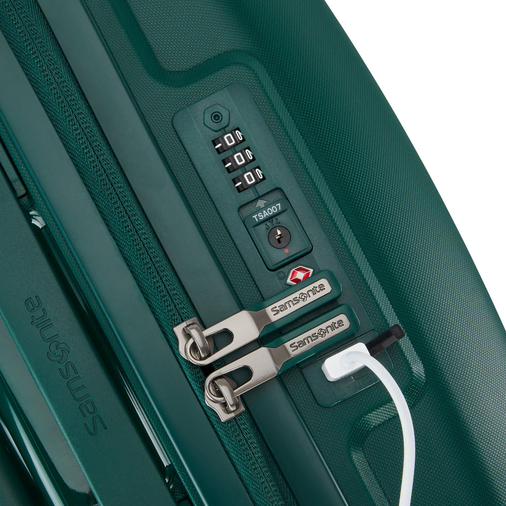 Samsonite Outline Pro Spinner Carry-On™ in the color Emerald Green.