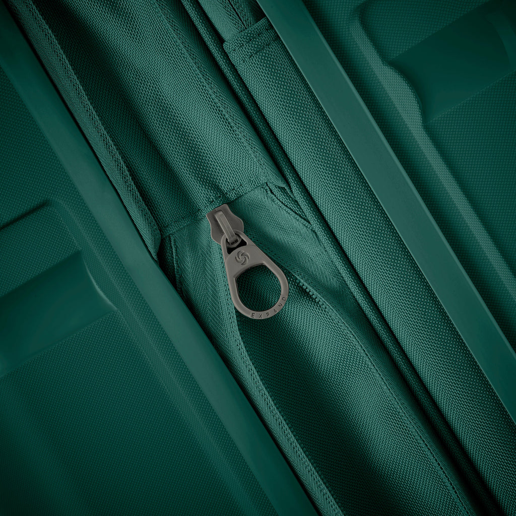 Samsonite Outline Pro Spinner Medium in the color Emerald Green.