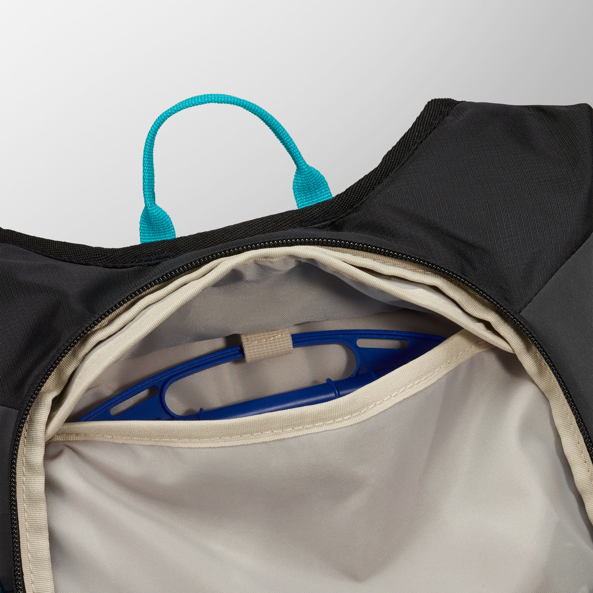 High Sierra Hydrahike 2.0 8L Chill Hydration Pack in the color Black.