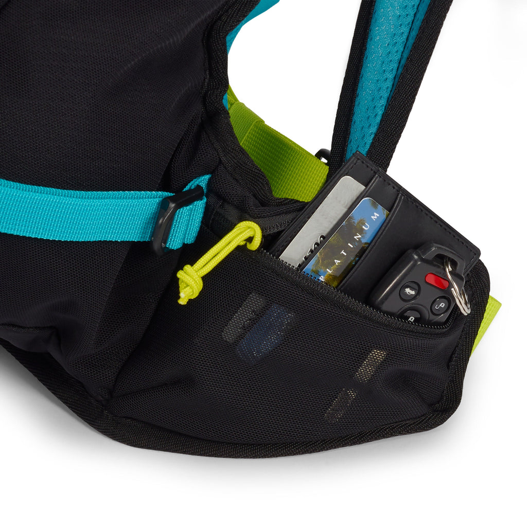 High Sierra Hydrahike 2.0 16L Chill Hydration Pack in the color Black.