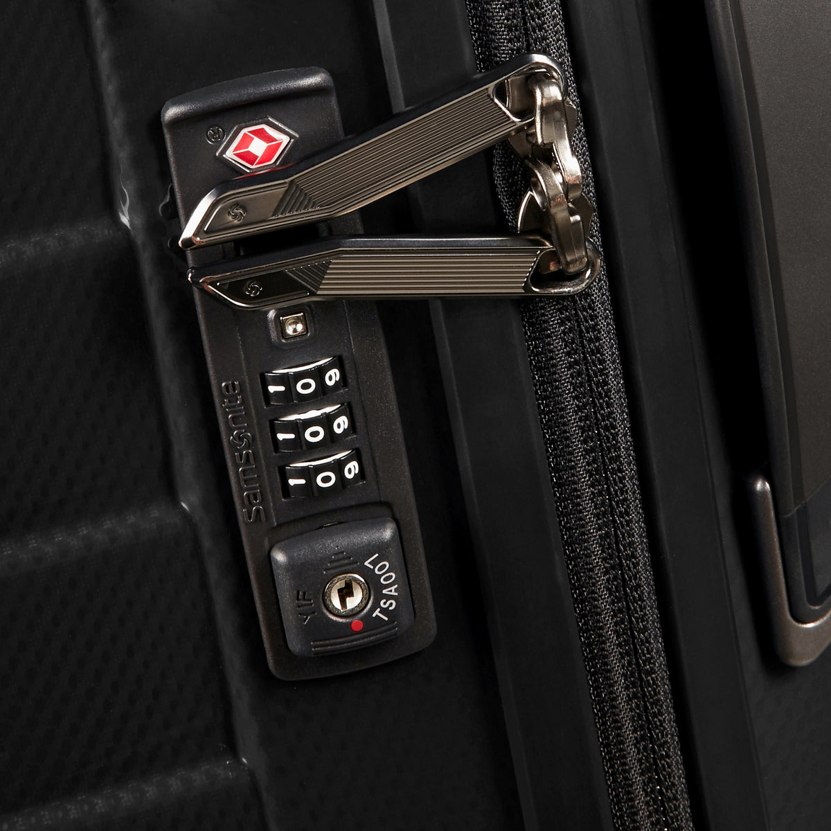 Samsonite Proxis Spinner Large (28) in the color Black.