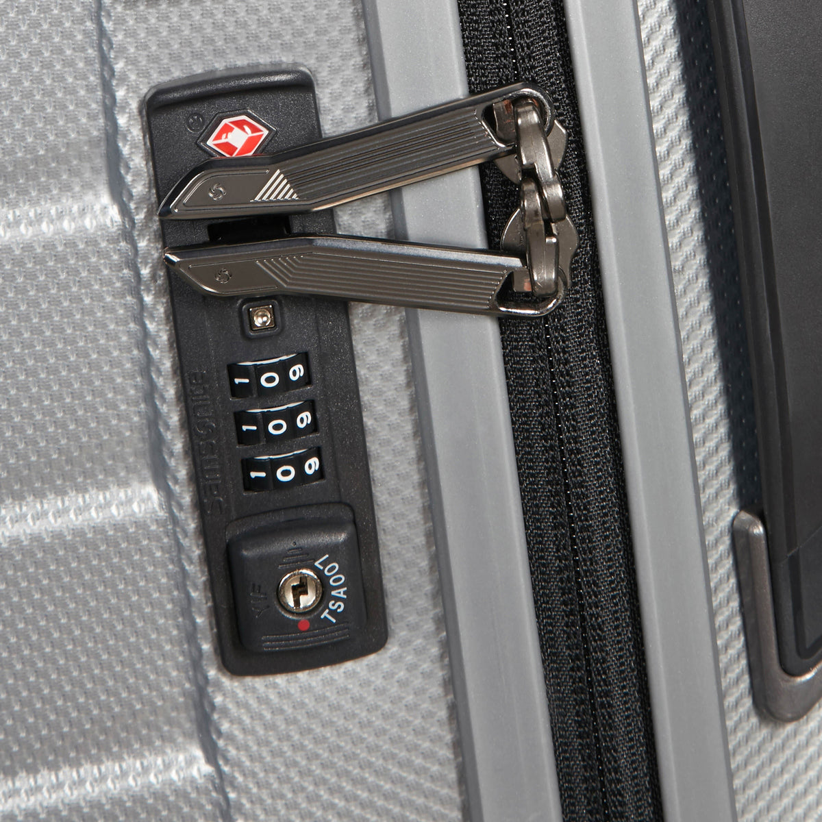 Samsonite Proxis Spinner Large (28) in the color Silver.
