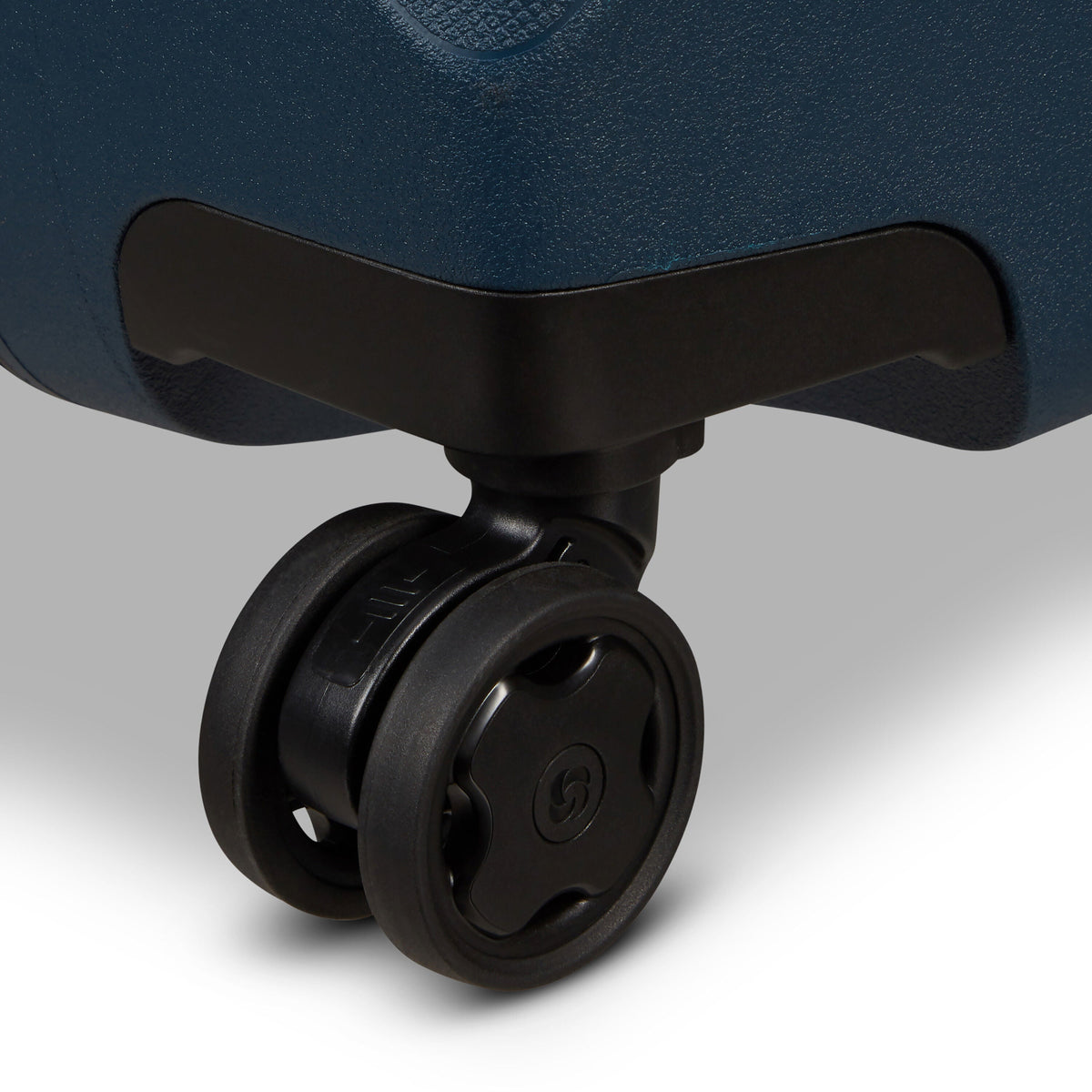 Samsonite Essens Spinner Carry-On™ in the color Midnight Blue.