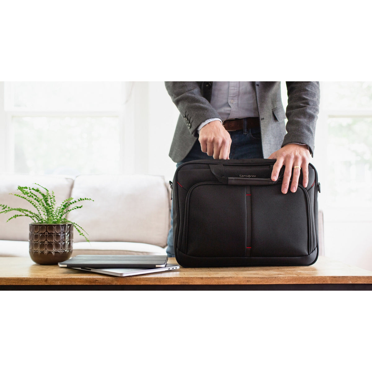 Samsonite Xenon 4.0 Slim Brief in the color Black.