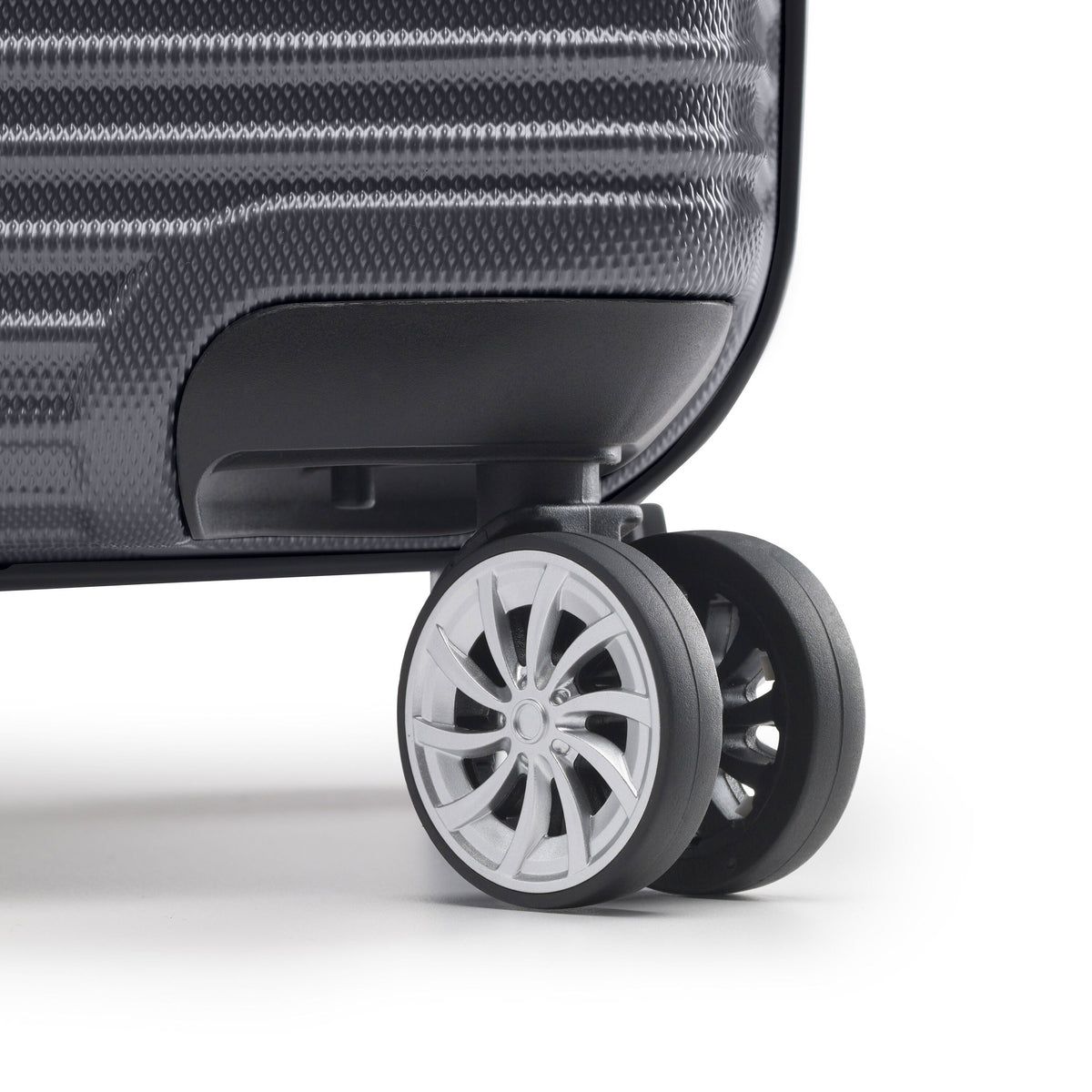 Samsonite Trek Spinner Large in the color Charcoal.