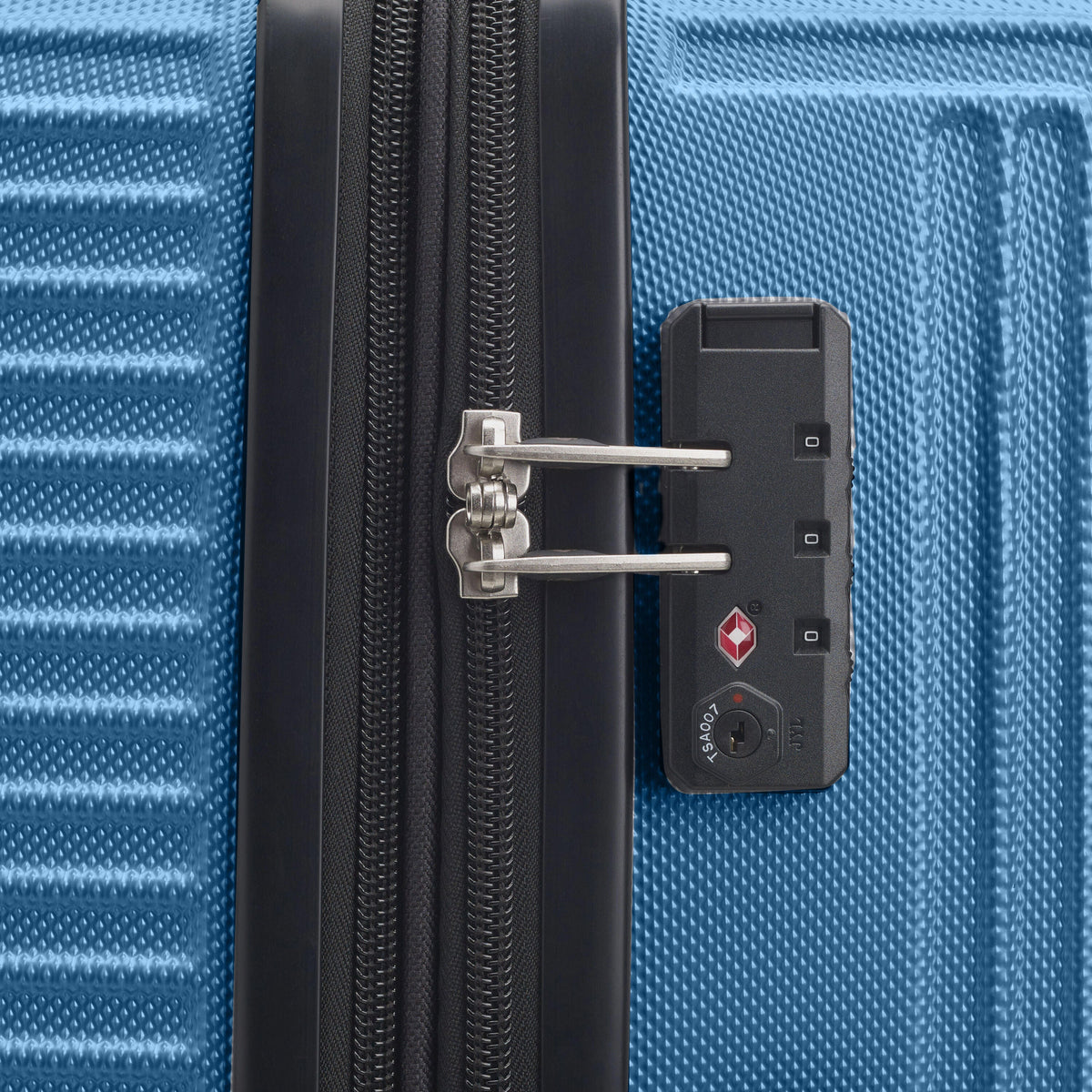 Samsonite Trek Spinner Large in the color Blue Dream.