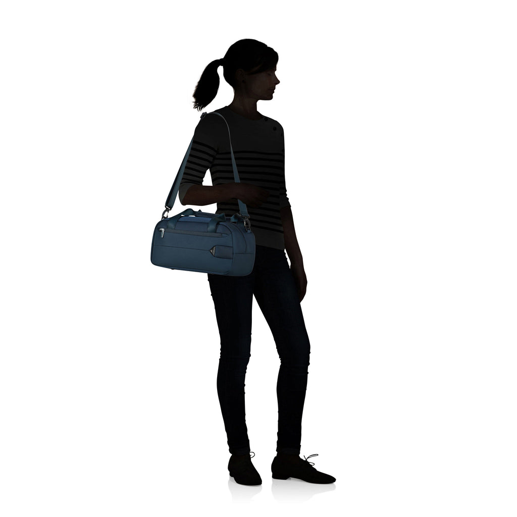 Samsonite Urbify Duffle 16" in the color Navy Blue.