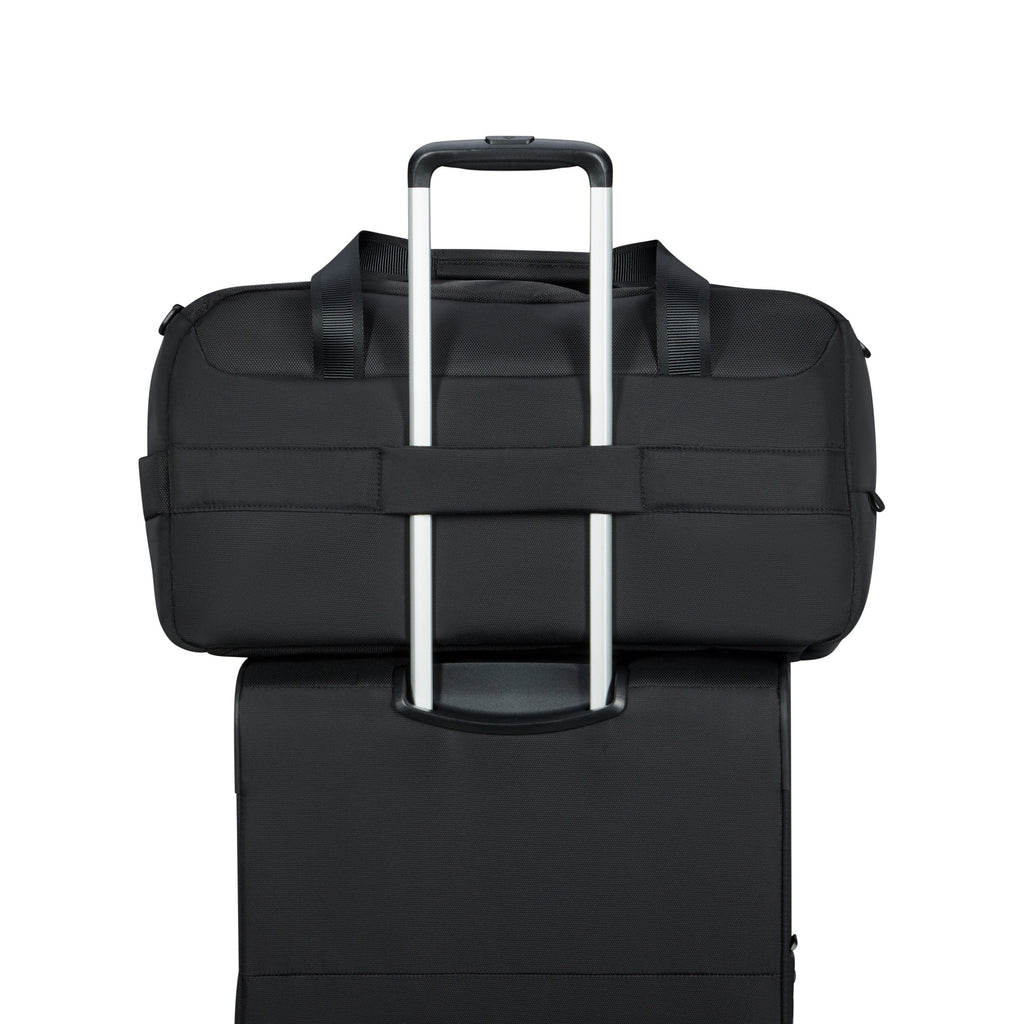 Samsonite Urbify Duffle 21” in the color Black.