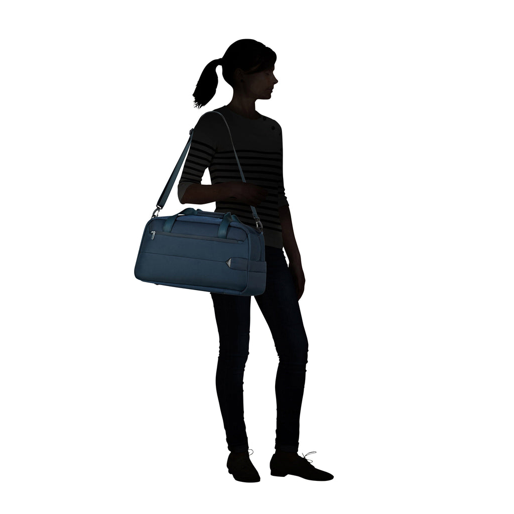 Samsonite Urbify Duffle 21” in the color Navy Blue.