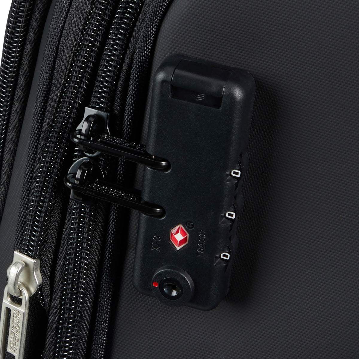 American Tourister Daring Dash Spinner Carry-On™ in the color Black/Blue.
