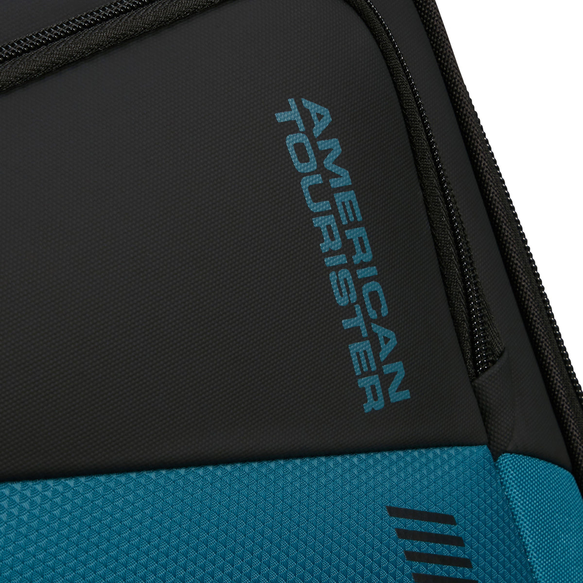 American Tourister Daring Dash Spinner Medium in the color Black/Blue.