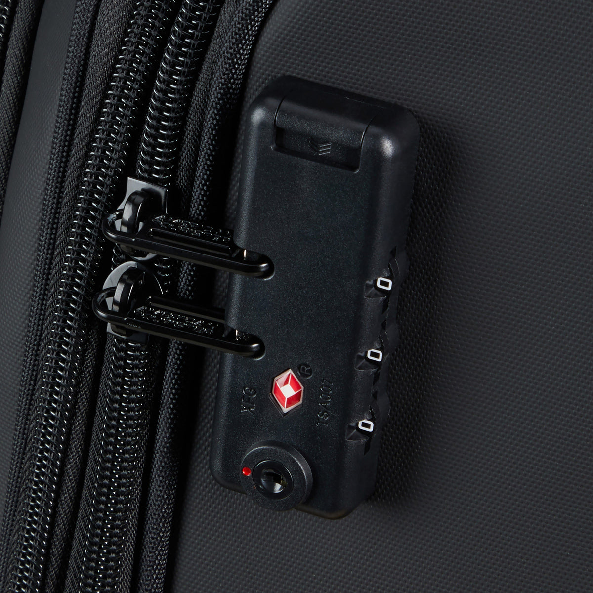 American Tourister Daring Dash Spinner Large in the color Black/Yellow.