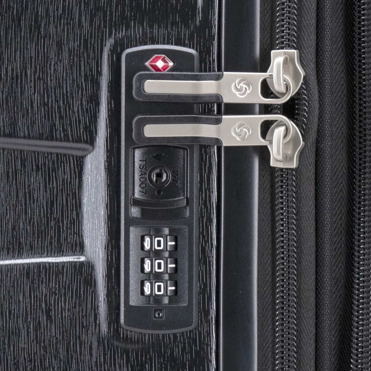 Samsonite Ziplite 6 Spinner Large in the color Black.