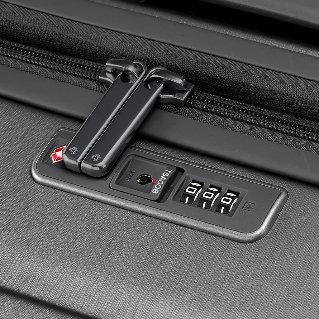 Samsonite Evoa Z Spinner Medium in the color Black.