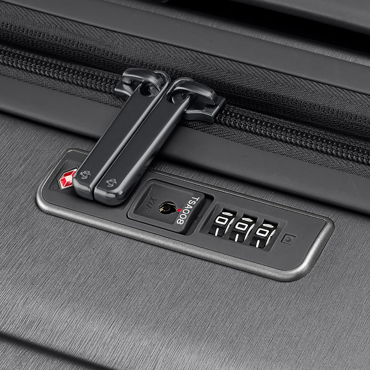 Samsonite Evoa Z Spinner Medium in the color Black.