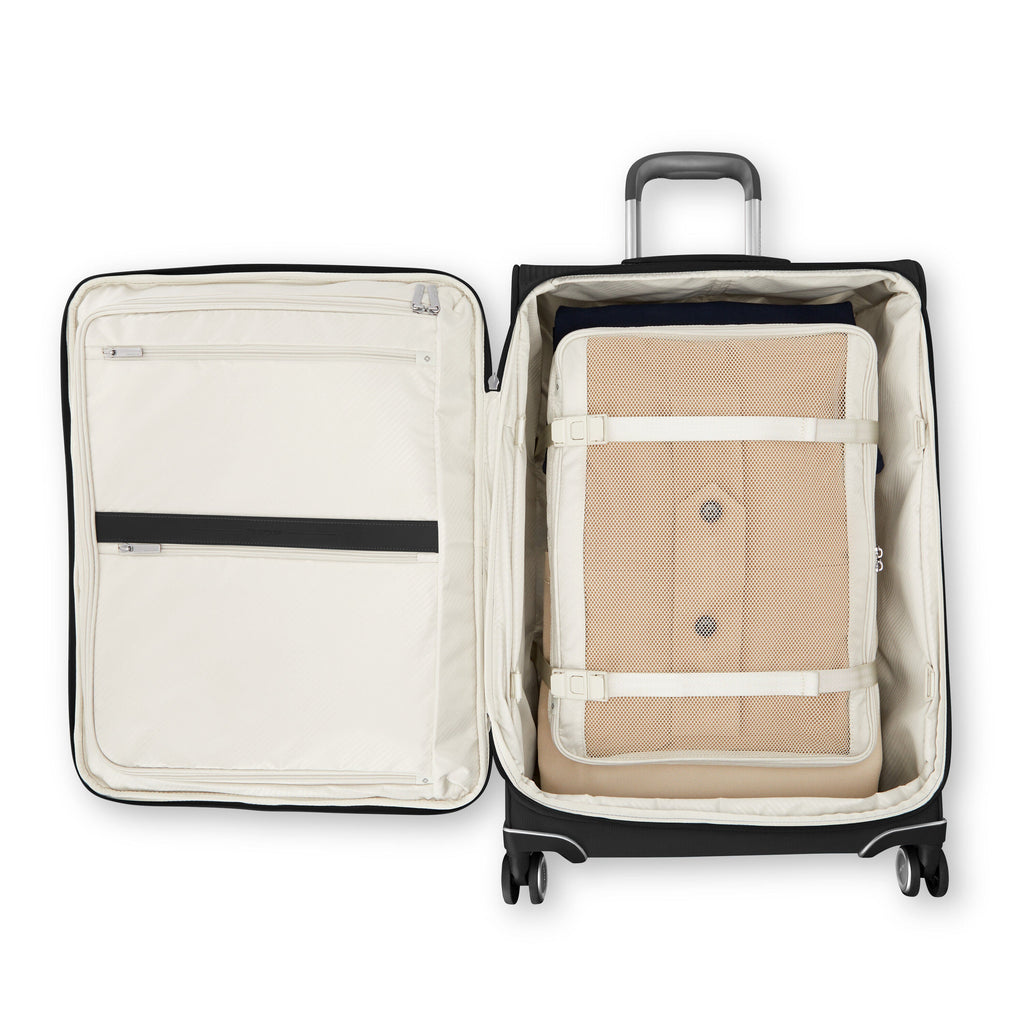 Samsonite Silhouette 18 Spinner Medium in the color Black.