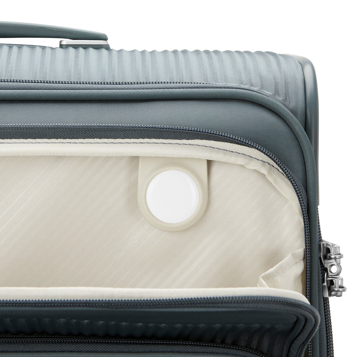 Samsonite Silhouette 18 Spinner Medium in the color Deep Navy.