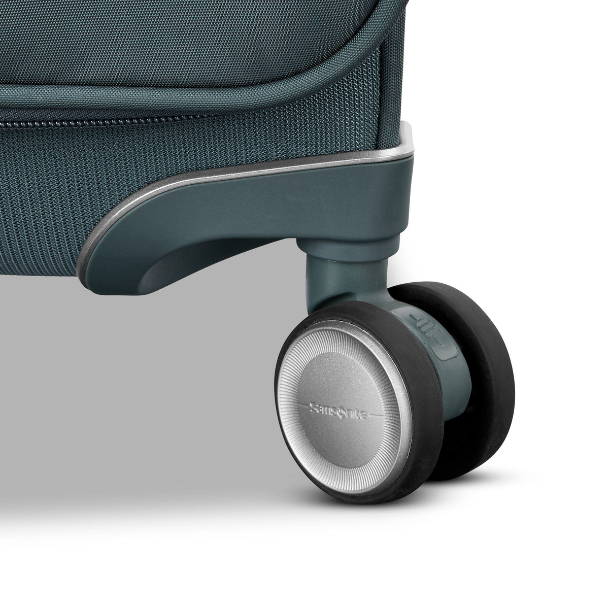 Samsonite Silhouette 18 Spinner Medium in the color Deep Navy.