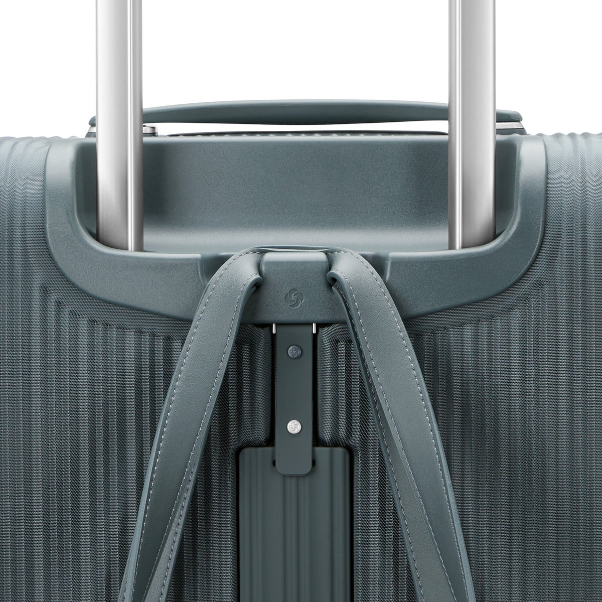 Samsonite Silhouette 18 Spinner Large in the color Deep Navy.