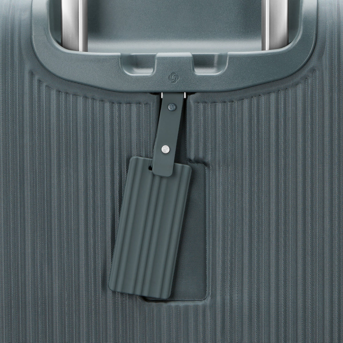 Samsonite Silhouette 18 Spinner Large in the color Deep Navy.