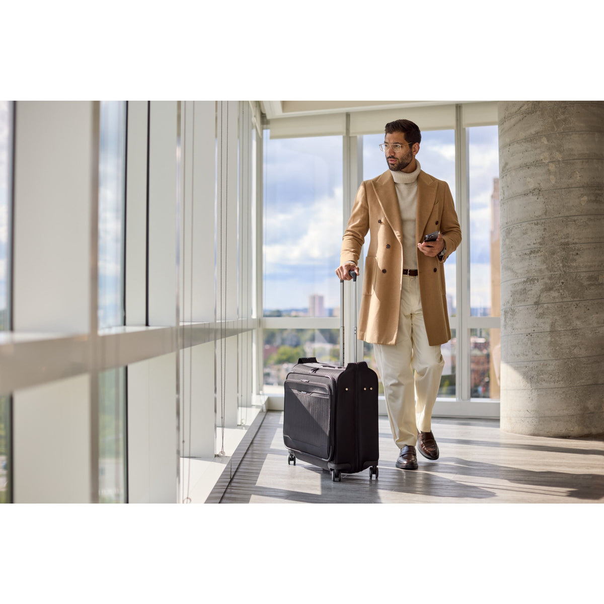 Samsonite Silhouette 18 Spinner Garment Bag in the color Black.
