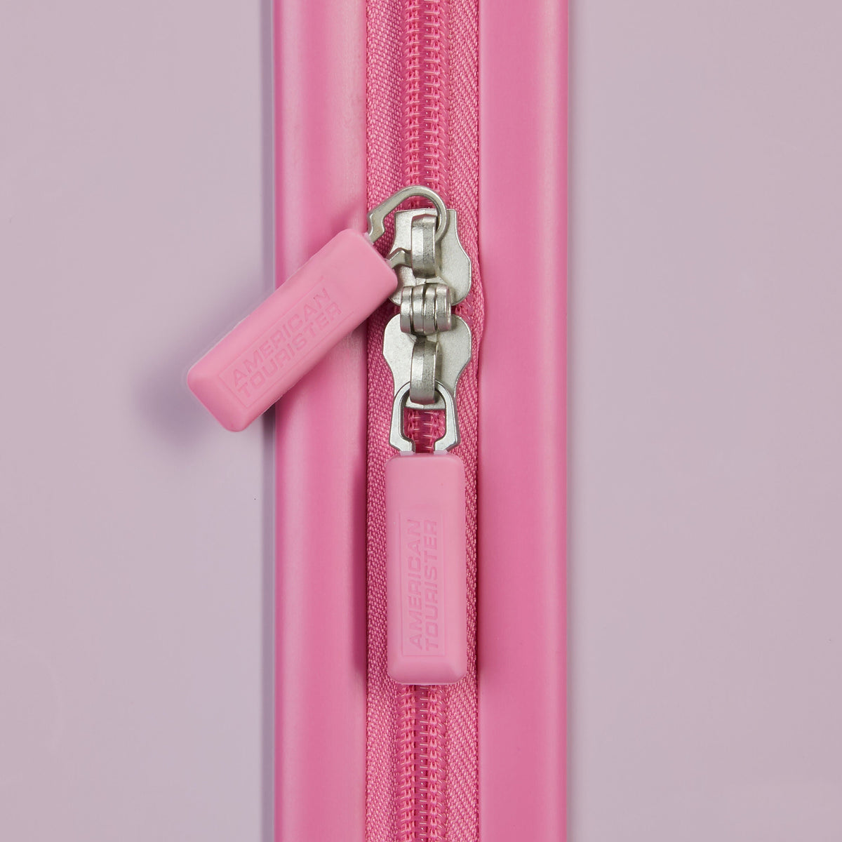 American Tourister Licensed Kids Hardside 18" Spinner in the color Princess.