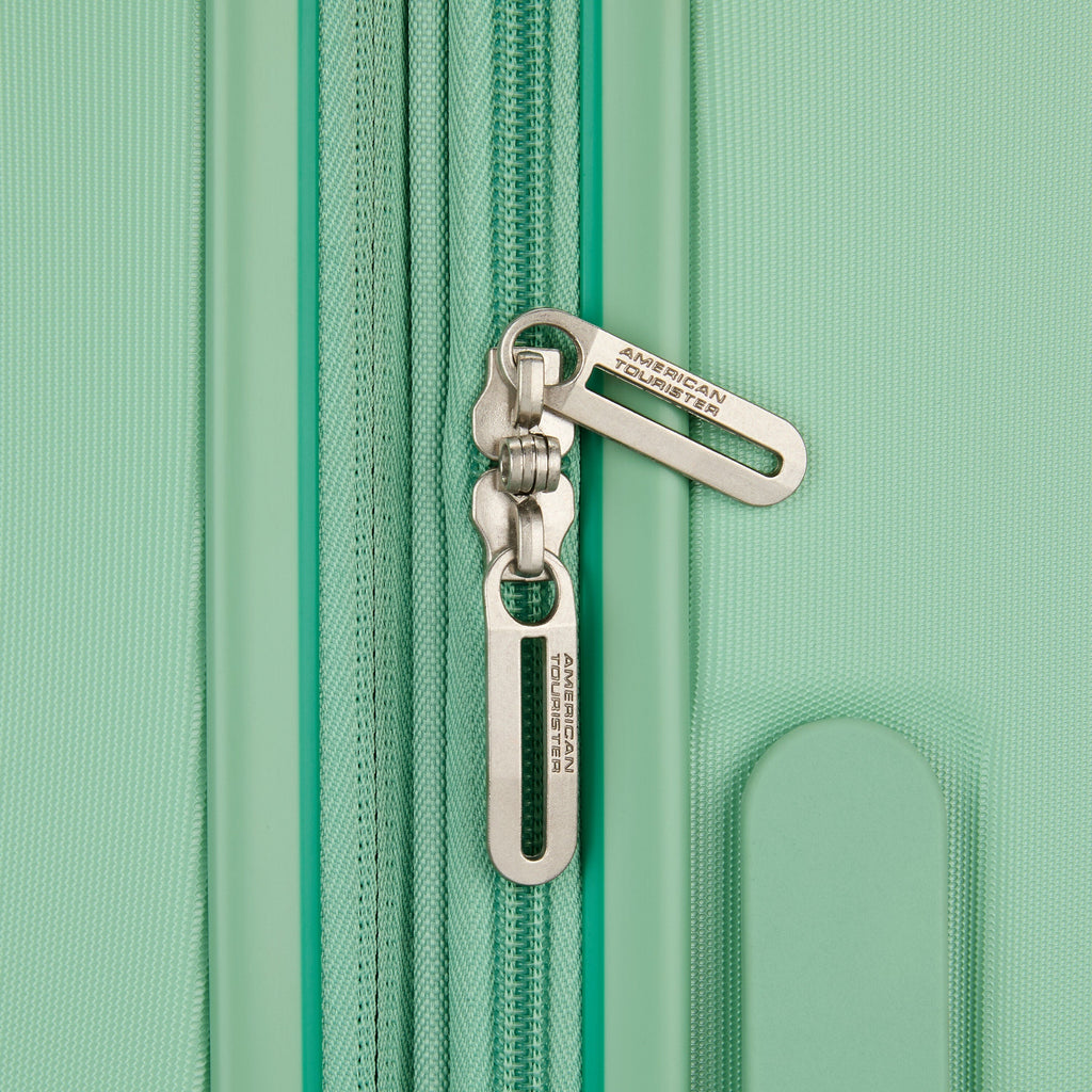 American Tourister Stratum 3.0 Spinner Medium in the color Surreal Green.