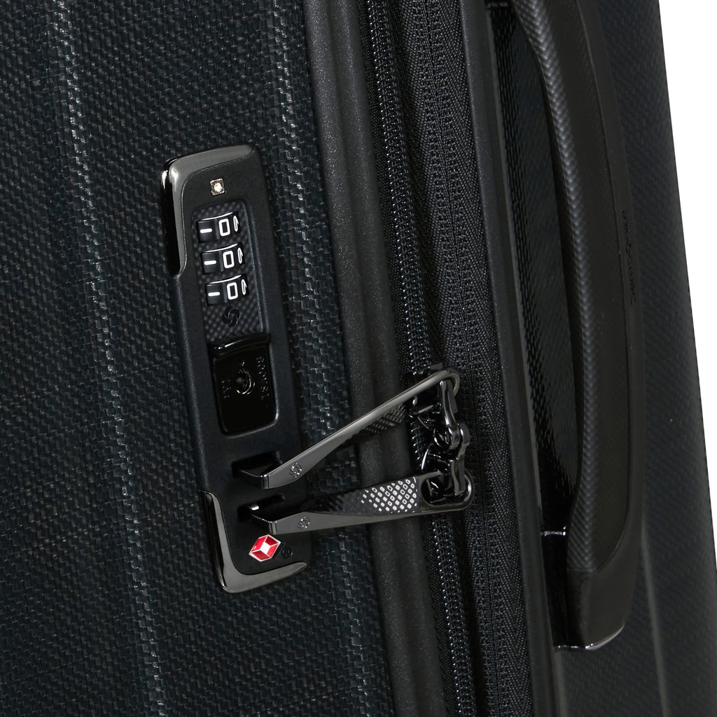 Samsonite Nexis Spinner Large (28) in the color Onyx Black.