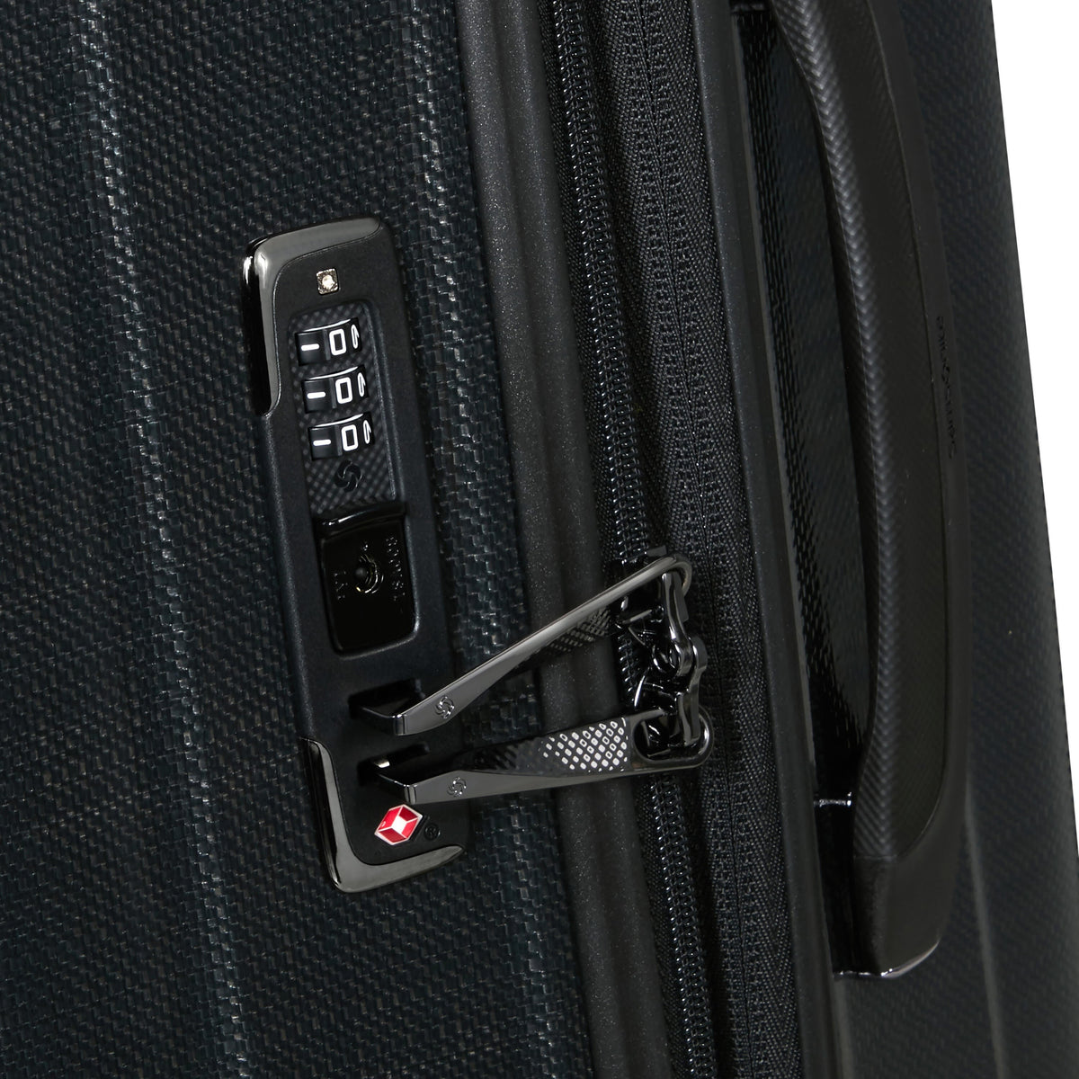 Samsonite Nexis Spinner Large (28) in the color Onyx Black.