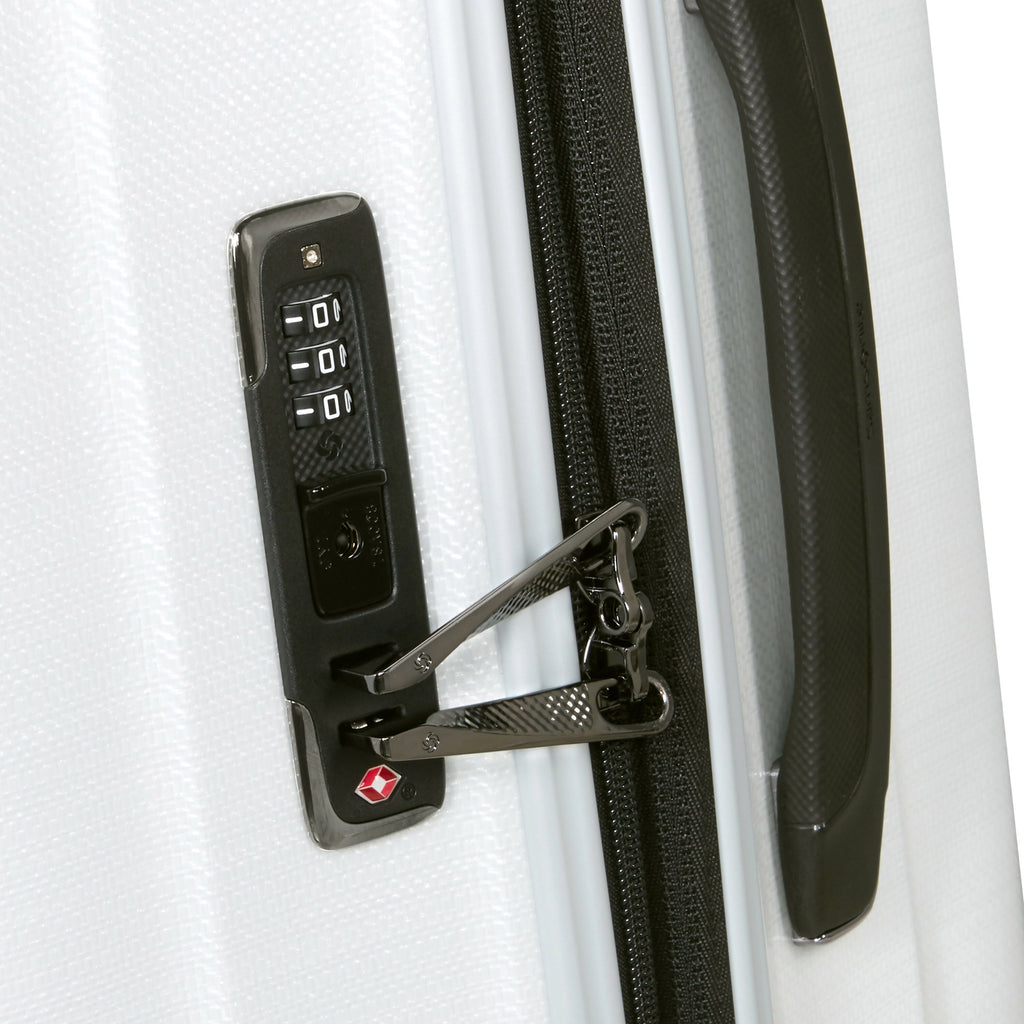 Samsonite Nexis Spinner Large (31) in the color Cotton White.