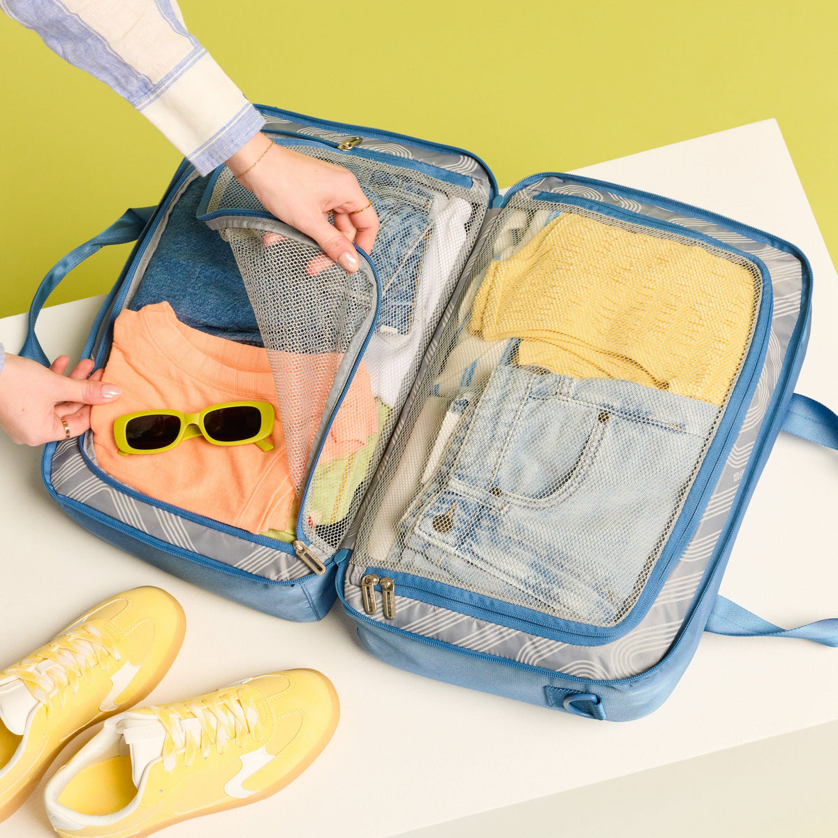 American Tourister Stratum 3.0 Convertible Weekender in the color Elemental Blue.