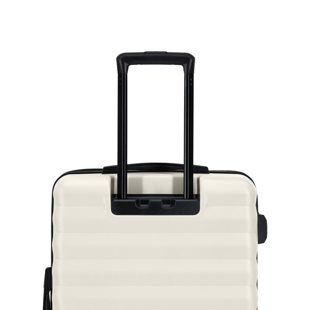 Samsonite Xion Pro Spinner Large in the color Off-White.