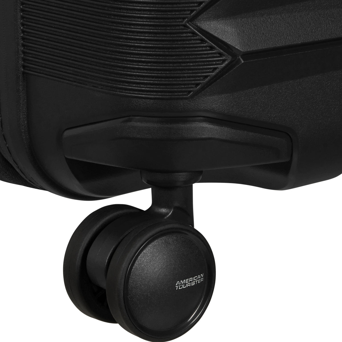 American Tourister FastForward Spinner Carry-On™ in the color Flash Black.