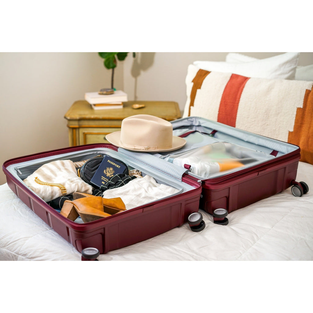 Samsonite Outline Pro Spinner Medium in the color Midnight Black.