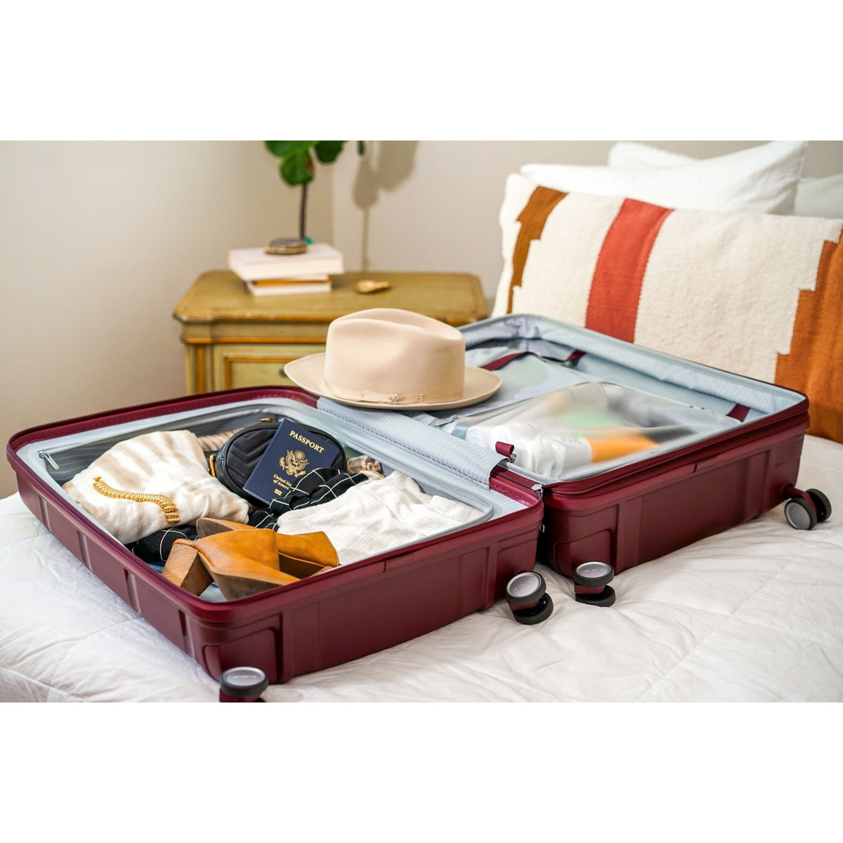 Samsonite Outline Pro Spinner Medium in the color Midnight Black.